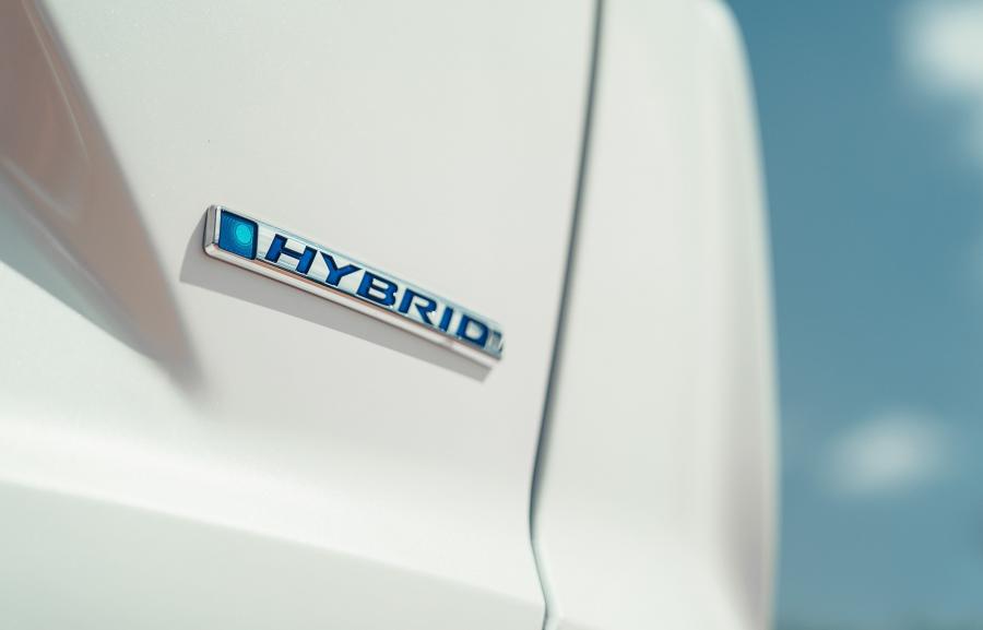 Логотип Honda CR-V Hybrid 2018 года  (EU) (фото 33 из 56)